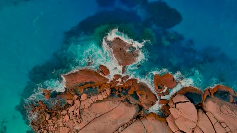 Ocean waves crashing over Rocks in vivid iron reds and blues Vídeos de archivo 288649218