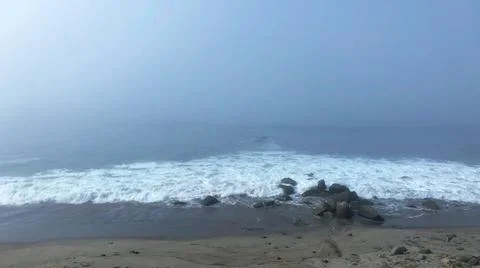 Ocean waves crashing 库存照片