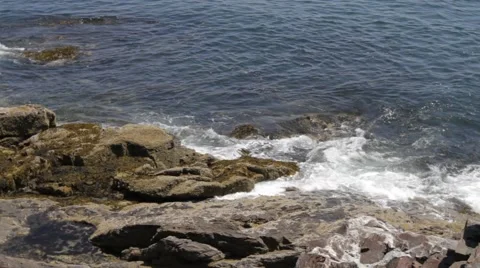 Ocean waves crashing into rocks 스톡 동영상 48341489