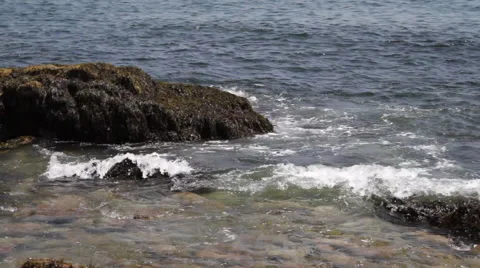 Ocean waves crashing on rocks 스톡 동영상 48367326