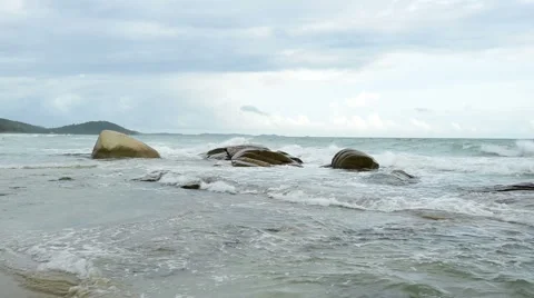 Ocean waves crashing on the rocks Vidéo 67731020