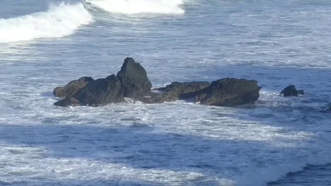 Ocean waves crashing on the rocks Stock-Footage 76145572