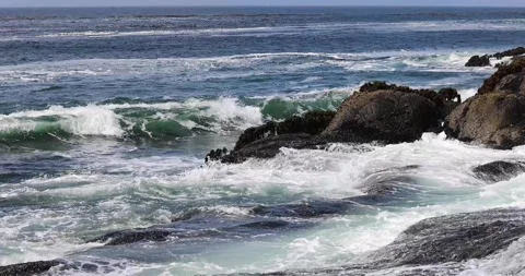 Ocean waves crashing on rocks 库存影片 251500983