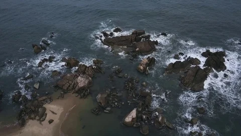 Ocean waves crashing on the rocks in the western part of Iceland 動画素材 81483953