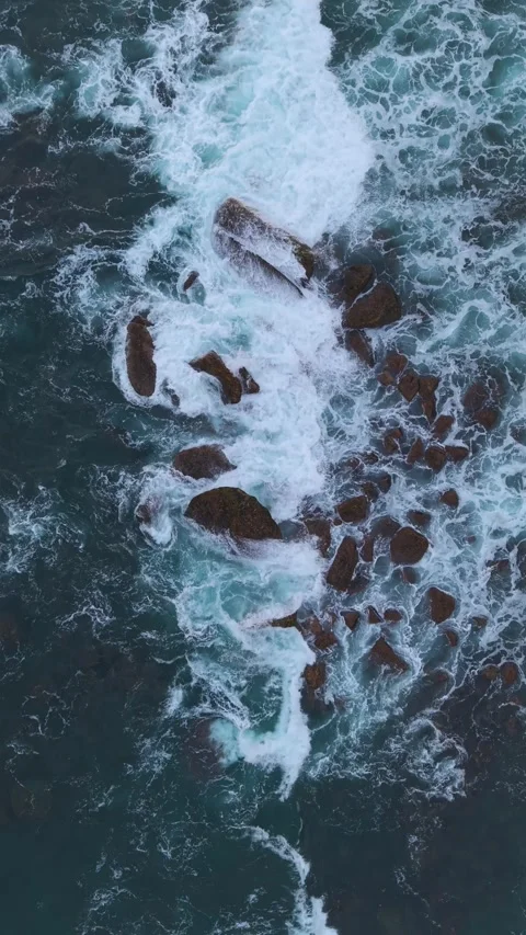Ocean Waves Crashing On Rocks While Up To The Coastal Area Видео 347992374