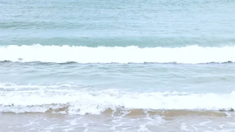 Ocean waves crashing on sandy beach in a continuous rhythmic motion with wh.. Stock-Footage 332707826