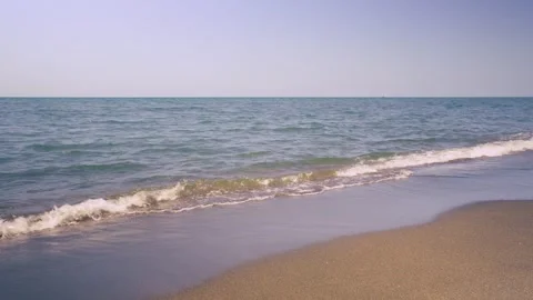 Ocean Waves Crashing On Sandy Beach Shoreline, Serene Coastal Landscape Vidéo 334917470