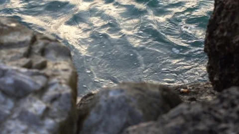Ocean waves crashing at stone Video stock 79993767