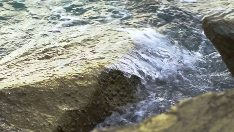 Ocean waves crashing at stone in slow motion Video stock 79899262