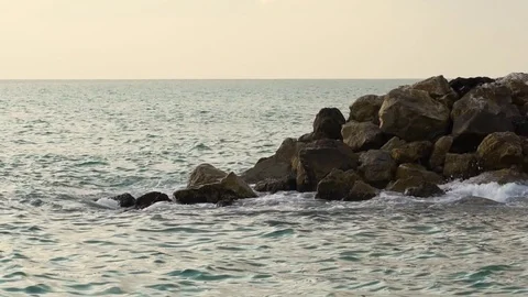Ocean waves crashing at stone in slow motion Video stock 79903104