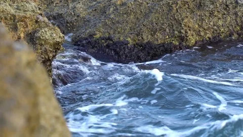 Ocean waves crashing at stone in slow motion Video stock 79903372