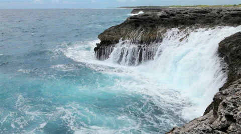 Ocean waves crushing coastline Stock Footage 56733402
