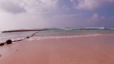 Ocean waves drags shells on sand Stock-Footage 116666889