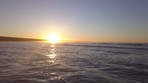 Ocean waves during sunrise Vidéo 104082238