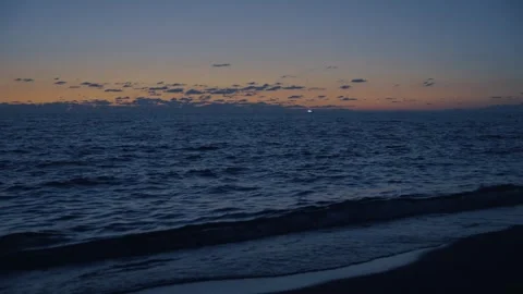 Ocean Waves At Dusk Or Dawn, Serene Seascape With Horizon And Clouds Vidéo 334815206