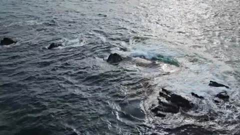 Ocean Waves Flowing Over Submerged Rocks with Sunlight Видео 343043332