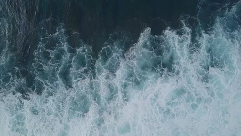 Ocean waves with foam roll on the shore, aerial view. Video stock 116533774