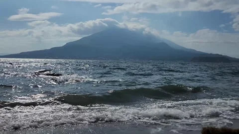 Ocean waves gently crash onto the shore 库存影片 337696739