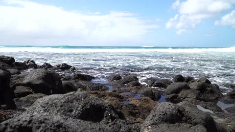 Ocean waves gently lapping on the sea shore. Vídeos de archivo 167534384