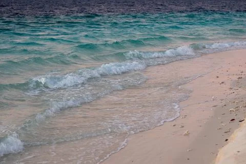 Ocean Waves Gently Washing on a Sandy Beach Stockfoto's