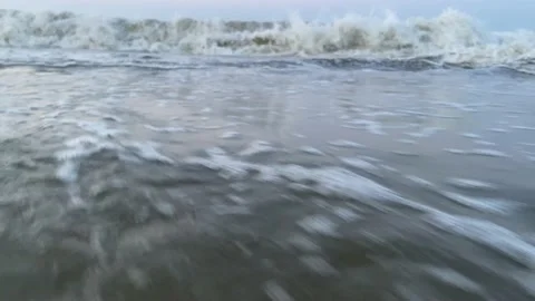 Ocean waves gliding onto shore/ Vídeos de archivo 219325225
