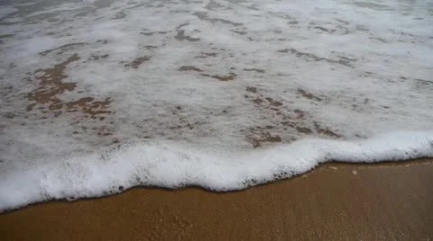 Ocean waves on the golden beach. 库存影片 22318724