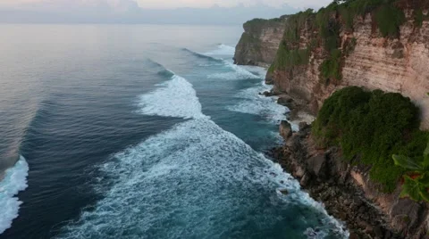 Ocean waves with a height of cliff Stock Footage