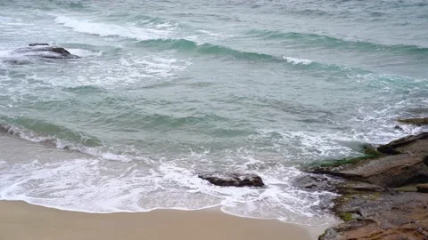 Ocean waves hit the sandy beach. Stockbeeldmateriaal 130884098