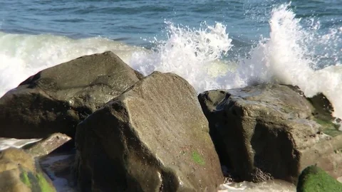 Ocean waves hiting roks Slow Motion Stock Footage 75973622