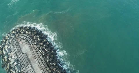 Ocean Waves Hitting the Breakwater Structure, Coastal Defense. 스톡 동영상 323132106