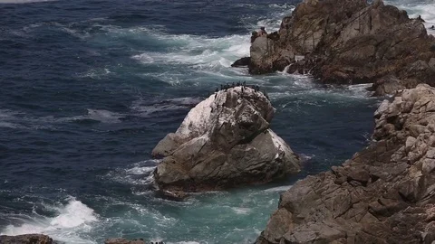 Ocean Waves hitting Coastal Rocks of Rugged coastline of Big Sur 库存影片 73755920