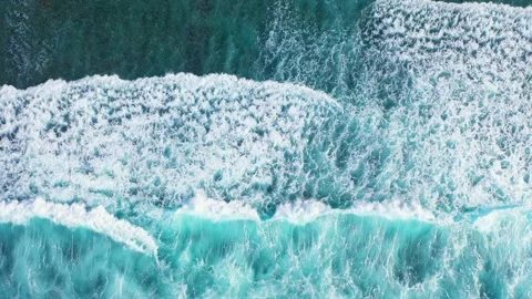 Ocean waves hitting a coral reef, view from above. 库存影片 134682390