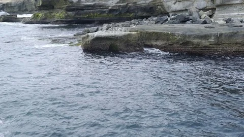 Ocean Waves Hitting Rocks 動画素材 76276438