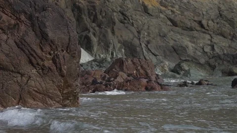 Ocean waves hitting the slopes of Ireland, stock video Vidéo 119784650