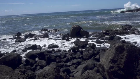 Ocean Waves on Lava Rock Vidéo 117009683