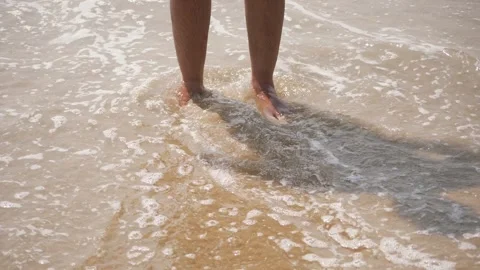 Ocean waves with man standing on sand, Man standing at beach Stock-Footage 151846680