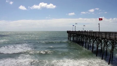Ocean Waves Next to a Pier Vídeo Stock 81754175