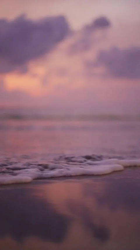 Ocean waves reflecting pink purple twilight sky Vidéo 341515320