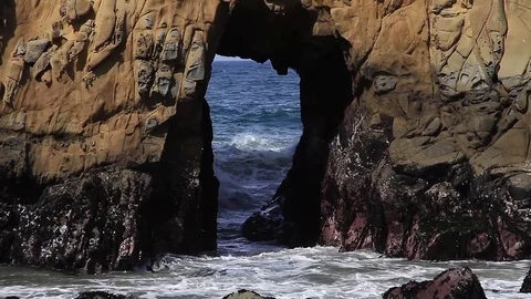 Ocean waves in rock hole opening Stock-Footage 76758589