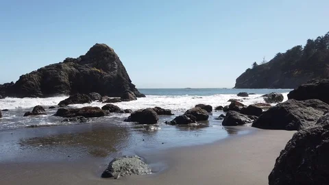 Ocean waves on rocks and beach sand Stock-Footage 112037139
