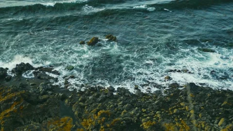 Ocean Waves on rocks color graded 4K Stockbeeldmateriaal 170801385