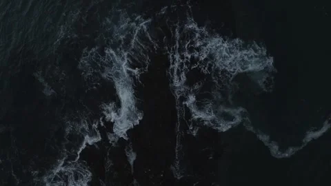 Ocean waves on rocks 動画素材 243668884