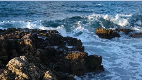 Ocean waves rocks slow motion. Vídeos de archivo 212085852