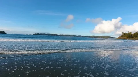 Ocean waves rolling in Stockbeeldmateriaal 90680285