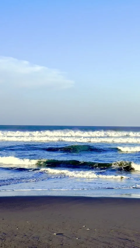 Ocean waves rolling onto quiet sandy beach Stock-Footage 335431484