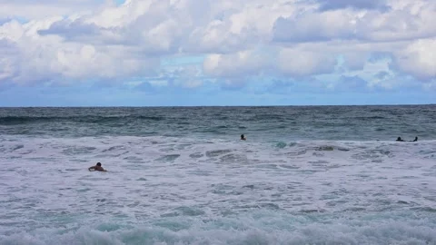 Ocean Waves Rolling Onto a Sandy Beach Under a Partly Cloudy Sky Vidéo 301638965