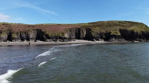 Ocean Waves Rolling to Sandy Beach with Rocky Cliffs 4K 库存影片 333933452