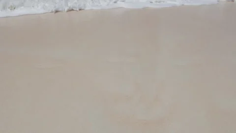 Ocean waves rolling onto sandy beach, shallow water movement Vidéo 347571669