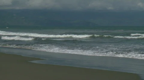 Ocean waves rolling towards the beach Video stock 609350