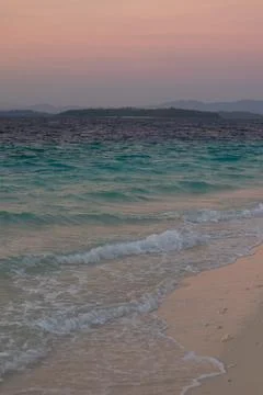 Ocean Waves on Sandy Beach at Sunset Fotos Stock